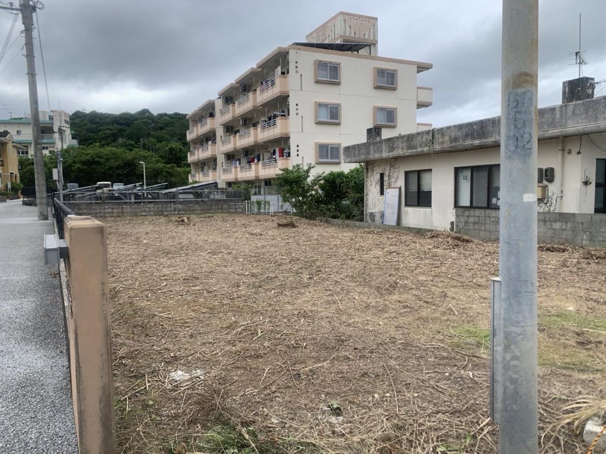 名護市伊差川の敷地で行った草刈り作業の様子