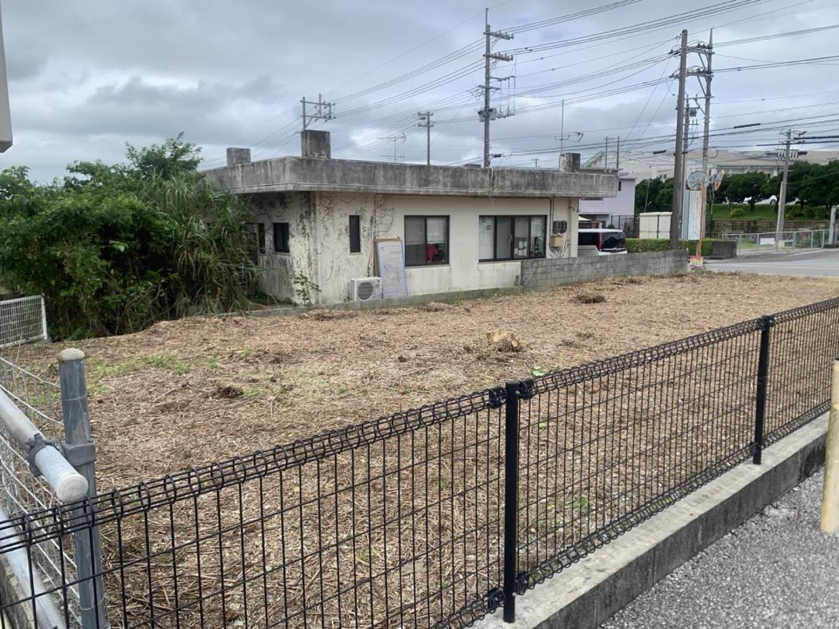 名護市伊差川の敷地で行った草刈り作業の様子(別角度)
